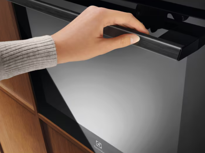Electrolux Pyro Black Single Oven | EOM6P46K