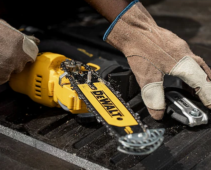 DeWalt Pruning Saw Kit | 18V XR x1 5Ah Battery | DCMPS520P1-GB